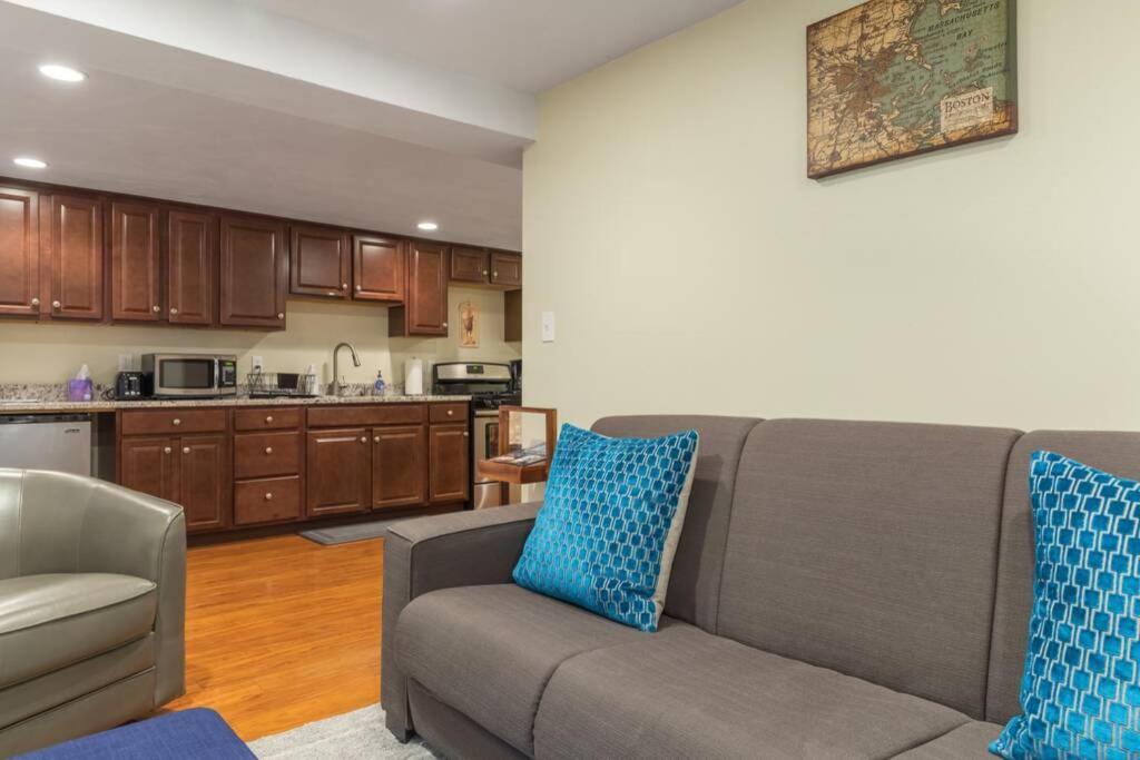 Parking - Private Entrance - King Beds Apartment Boston Exterior foto