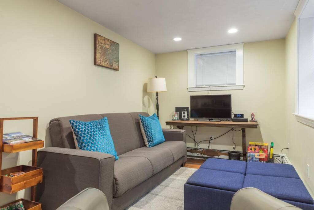 Parking - Private Entrance - King Beds Apartment Boston Exterior foto