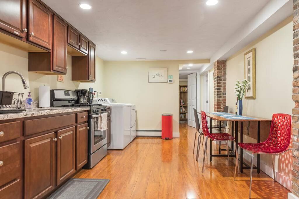 Parking - Private Entrance - King Beds Apartment Boston Exterior foto