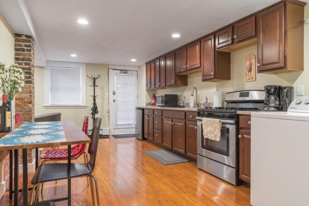 Parking - Private Entrance - King Beds Apartment Boston Exterior foto